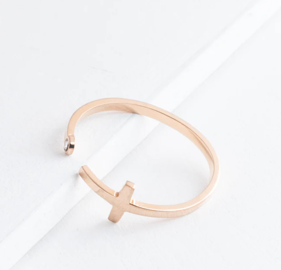 Adjustable cross ring in rose gold.